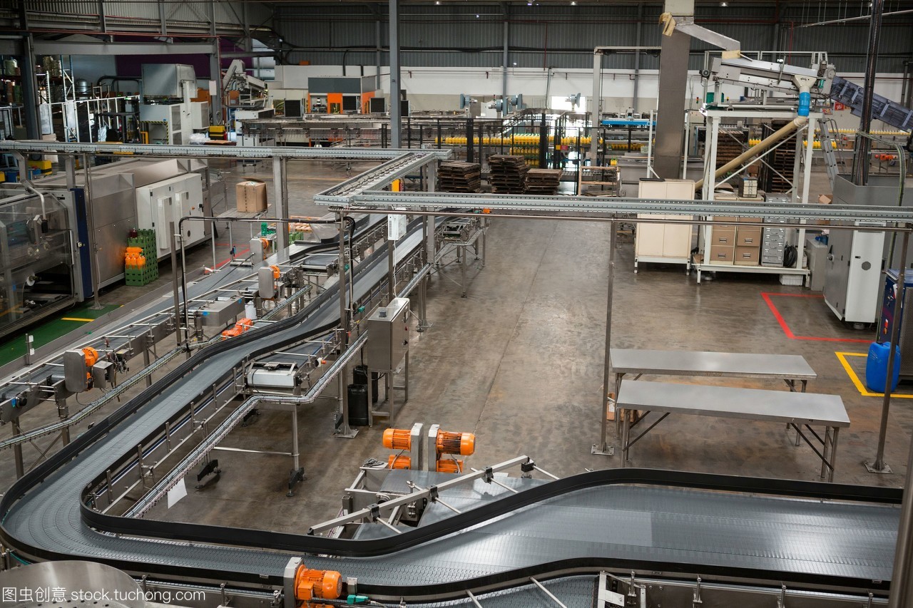 高角度的生产线和机械设备在果汁工厂