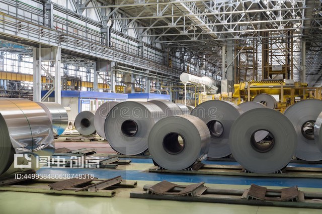 工厂生产车间的铝卷Rolls of aluminum lie in production shop of plant